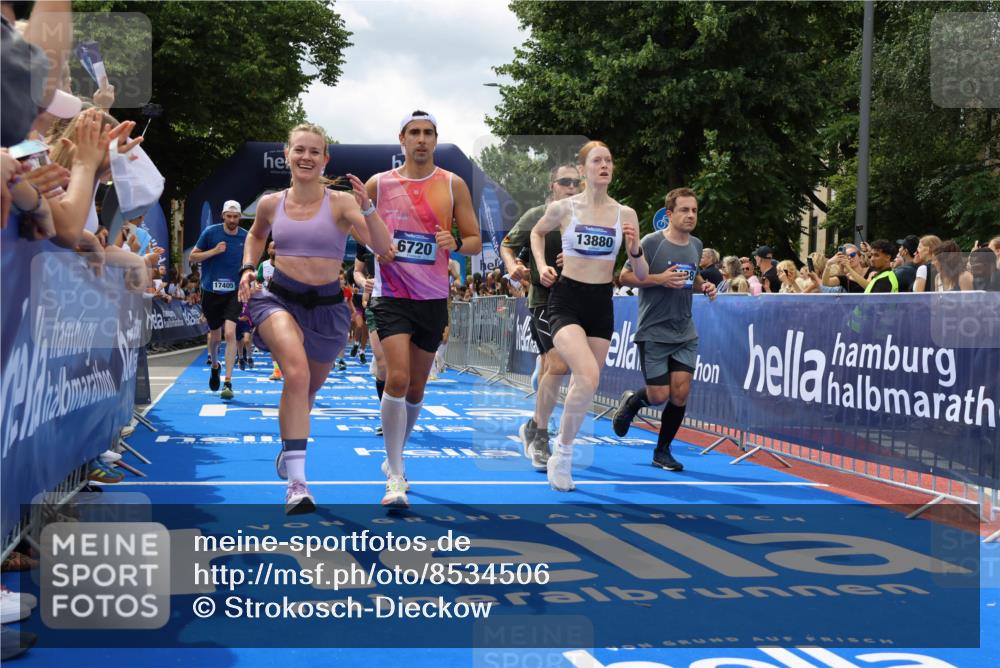 29.06.2025 - hella hamburg halbmarathon Strokosch-Dieckow http://msf.ph/oto/8534506 29.06.2025 10:58:46 Ziel 1319, 2159, 2488, 2656, 2840, 3859, 4632, 4833, 5277, 5675, 5885, 6592, 6720, 8807, 8929, 9156, 9353, 10268, 10539, 10943, 11605, 11846, 12734, 13512, 13880, 14266, 14673, 14902, 14965, 15197, 16189, 17405, 17630, 17839, 18232, 18587, 18954 meine-sportfotos.de