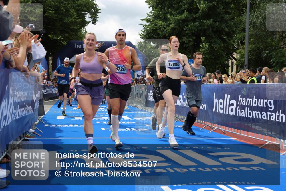 29.06.2025 - hella hamburg halbmarathon Strokosch-Dieckow http://msf.ph/oto/8534507 29.06.2025 10:58:46 Ziel 1319, 2159, 2488, 2656, 2840, 3859, 4632, 4833, 5277, 5675, 5885, 6592, 6720, 8807, 8929, 9156, 9353, 10268, 10539, 10943, 11605, 11846, 12734, 13512, 13880, 14266, 14673, 14902, 14965, 15197, 16189, 17405, 17630, 17839, 18232, 18587, 18954 meine-sportfotos.de