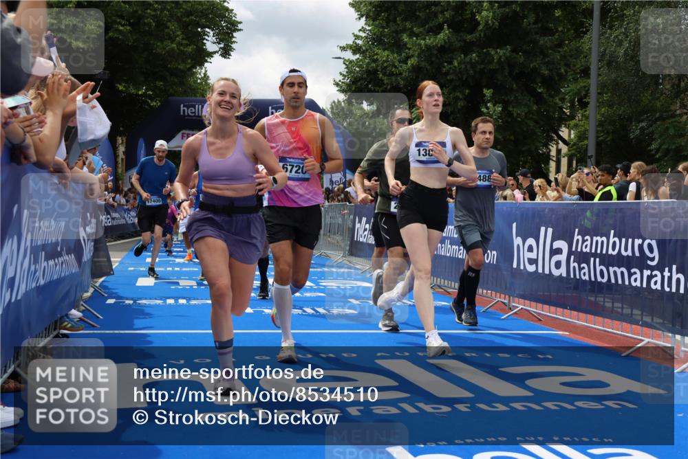 29.06.2025 - hella hamburg halbmarathon Strokosch-Dieckow http://msf.ph/oto/8534510 29.06.2025 10:58:46 Ziel 1319, 2159, 2488, 2656, 2840, 3859, 4632, 4833, 5277, 5675, 5885, 6592, 6720, 8807, 8929, 9156, 9353, 10268, 10539, 10943, 11605, 11846, 12734, 13512, 13880, 14266, 14673, 14902, 14965, 15197, 16189, 17405, 17630, 17839, 18232, 18587, 18954 meine-sportfotos.de