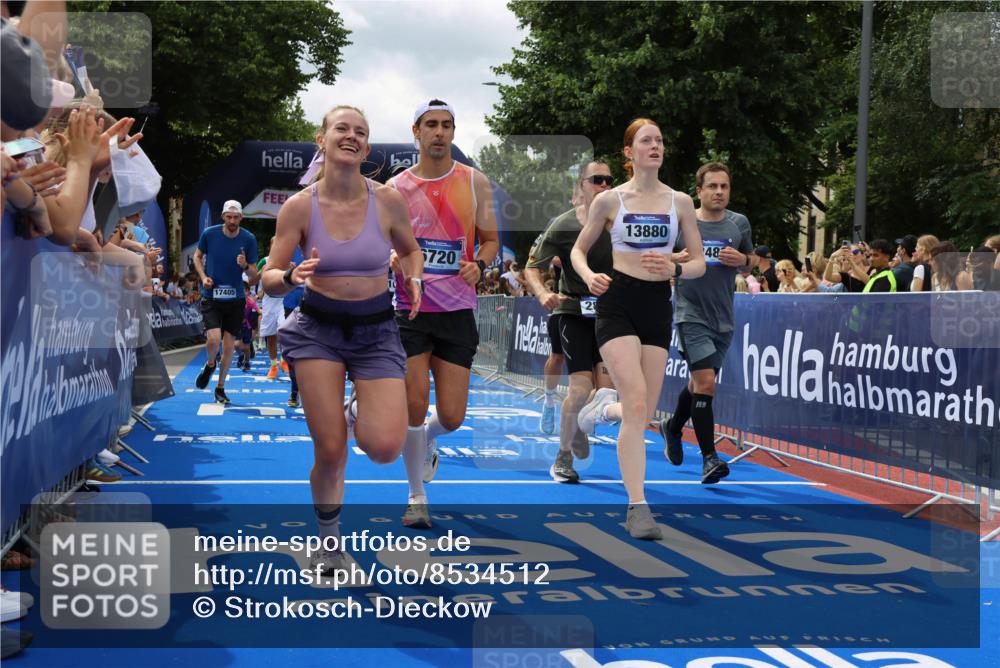 29.06.2025 - hella hamburg halbmarathon Strokosch-Dieckow http://msf.ph/oto/8534512 29.06.2025 10:58:47 Ziel 1319, 2159, 2488, 2656, 2840, 3859, 4632, 4833, 5277, 5675, 5885, 6720, 8807, 8929, 9156, 9353, 10268, 10539, 10788, 10943, 11605, 11846, 12734, 13512, 13880, 14266, 14673, 14902, 14965, 15197, 16189, 17405, 17630, 17839, 17931, 18180, 18232, 18587, 18954 meine-sportfotos.de