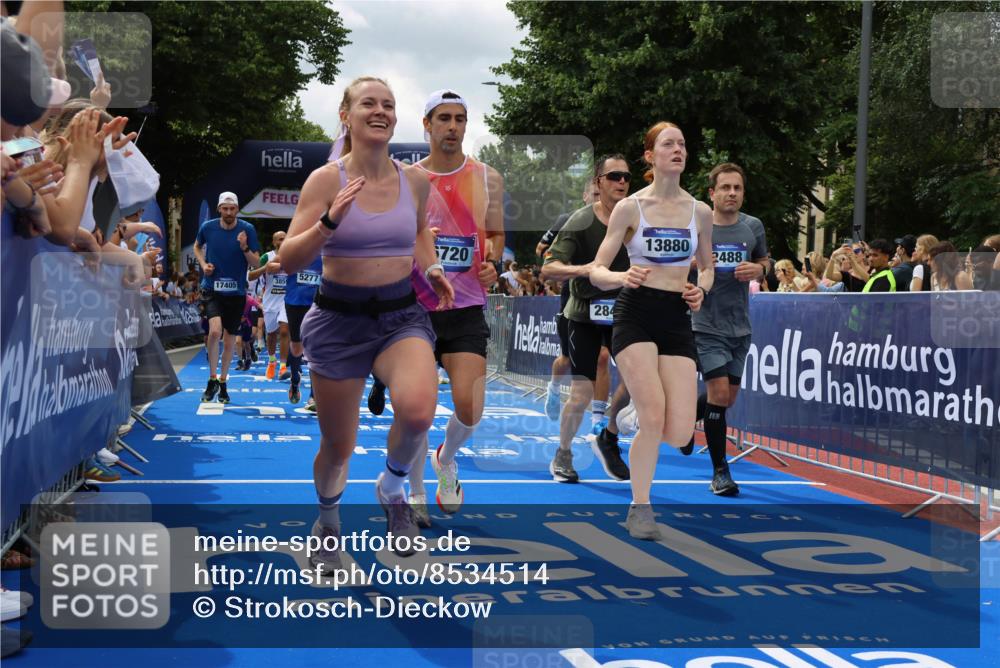 29.06.2025 - hella hamburg halbmarathon Strokosch-Dieckow http://msf.ph/oto/8534514 29.06.2025 10:58:47 Ziel 1319, 2159, 2488, 2656, 2840, 3859, 4632, 4833, 5277, 5675, 5885, 6720, 8807, 8929, 9156, 9353, 10268, 10539, 10788, 10943, 11605, 11846, 12734, 13512, 13880, 14266, 14673, 14902, 14965, 15197, 16189, 17405, 17630, 17839, 17931, 18180, 18232, 18587, 18954 meine-sportfotos.de