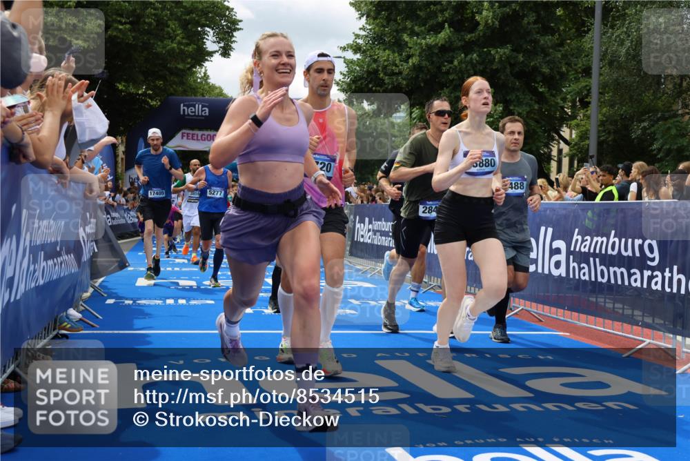29.06.2025 - hella hamburg halbmarathon Strokosch-Dieckow http://msf.ph/oto/8534515 29.06.2025 10:58:47 Ziel 1319, 2159, 2488, 2656, 2840, 3859, 4632, 4833, 5277, 5675, 5885, 6720, 8807, 8929, 9156, 9353, 10268, 10539, 10788, 10943, 11605, 11846, 12734, 13512, 13880, 14266, 14673, 14902, 14965, 15197, 16189, 17405, 17630, 17839, 17931, 18180, 18232, 18587, 18954 meine-sportfotos.de