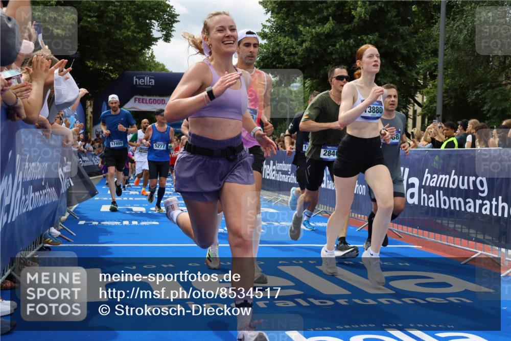 29.06.2025 - hella hamburg halbmarathon Strokosch-Dieckow http://msf.ph/oto/8534517 29.06.2025 10:58:47 Ziel 1319, 2159, 2488, 2656, 2840, 3859, 4632, 4833, 5277, 5675, 5885, 6720, 8807, 8929, 9156, 9353, 10268, 10539, 10788, 10943, 11605, 11846, 12734, 13512, 13880, 14266, 14673, 14902, 14965, 15197, 16189, 17405, 17630, 17839, 17931, 18180, 18232, 18587, 18954 meine-sportfotos.de