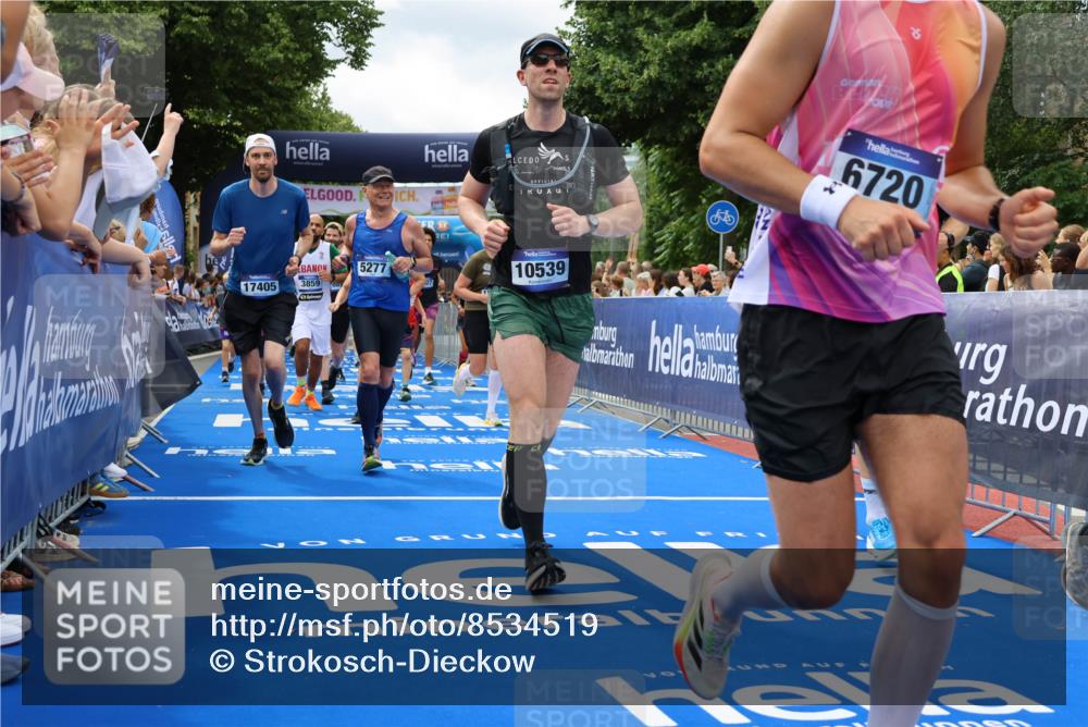 29.06.2025 - hella hamburg halbmarathon Strokosch-Dieckow http://msf.ph/oto/8534519 29.06.2025 10:58:48 Ziel 1319, 2159, 2488, 2656, 2840, 3859, 4632, 4833, 5277, 5675, 5885, 6438, 6720, 8807, 8929, 9156, 9353, 10268, 10518, 10539, 10788, 10915, 10943, 11605, 11846, 12734, 13512, 13880, 14266, 14673, 14902, 14965, 16189, 17405, 17630, 17839, 17931, 18180, 18232, 18954 meine-sportfotos.de