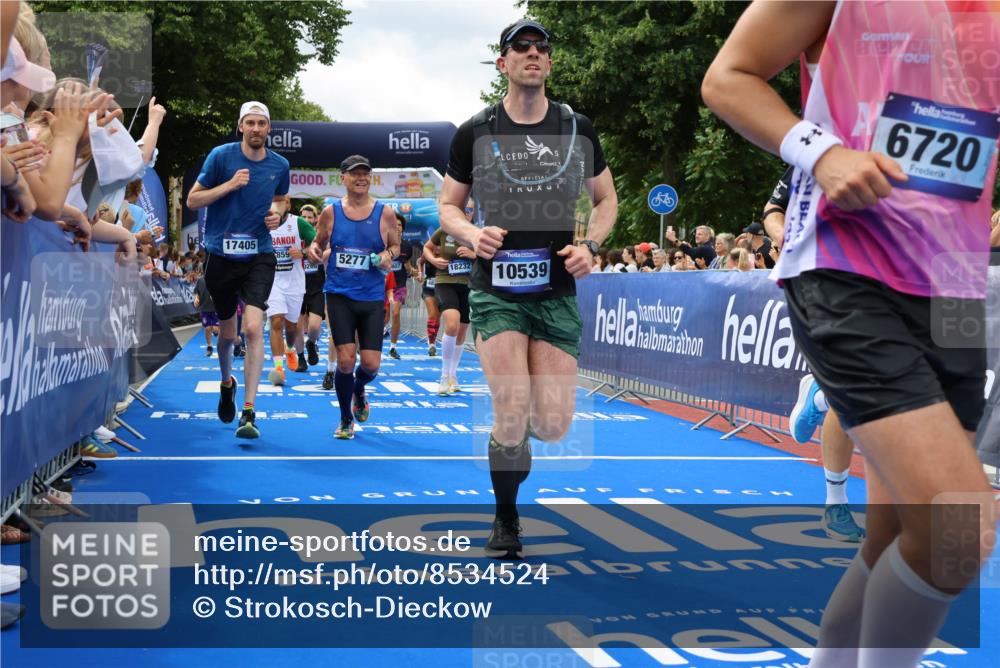 29.06.2025 - hella hamburg halbmarathon Strokosch-Dieckow http://msf.ph/oto/8534524 29.06.2025 10:58:48 Ziel 1319, 2159, 2488, 2656, 2840, 3859, 4632, 4833, 5277, 5675, 5885, 6438, 6720, 8807, 8929, 9156, 9353, 10268, 10518, 10539, 10788, 10915, 10943, 11605, 11846, 12734, 13512, 13880, 14266, 14673, 14902, 14965, 16189, 17405, 17630, 17839, 17931, 18180, 18232, 18954 meine-sportfotos.de