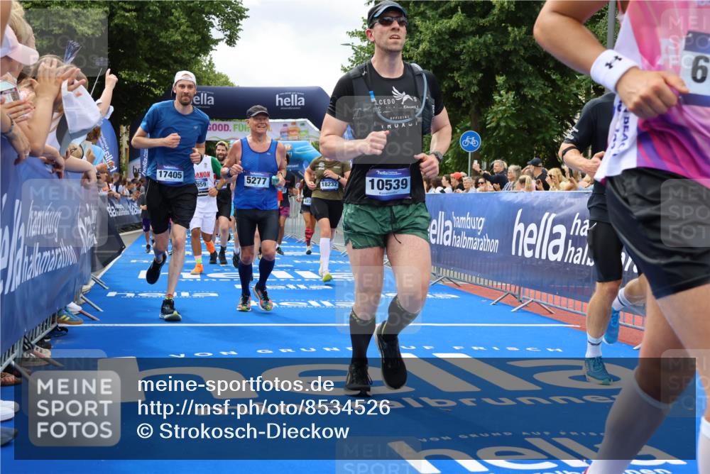 29.06.2025 - hella hamburg halbmarathon Strokosch-Dieckow http://msf.ph/oto/8534526 29.06.2025 10:58:48 Ziel 1319, 2159, 2488, 2656, 2840, 3859, 4632, 4833, 5277, 5675, 5885, 6438, 6720, 8807, 8929, 9156, 9353, 10268, 10518, 10539, 10788, 10915, 10943, 11605, 11846, 12734, 13512, 13880, 14266, 14673, 14902, 14965, 16189, 17405, 17630, 17839, 17931, 18180, 18232, 18954 meine-sportfotos.de
