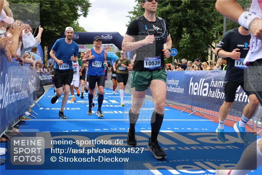 29.06.2025 - hella hamburg halbmarathon Strokosch-Dieckow http://msf.ph/oto/8534527 29.06.2025 10:58:48 Ziel 1319, 2159, 2488, 2656, 2840, 3859, 4632, 4833, 5277, 5675, 5885, 6438, 6720, 8807, 8929, 9156, 9353, 10268, 10518, 10539, 10788, 10915, 10943, 11605, 11846, 12734, 13512, 13880, 14266, 14673, 14902, 14965, 16189, 17405, 17630, 17839, 17931, 18180, 18232, 18954 meine-sportfotos.de