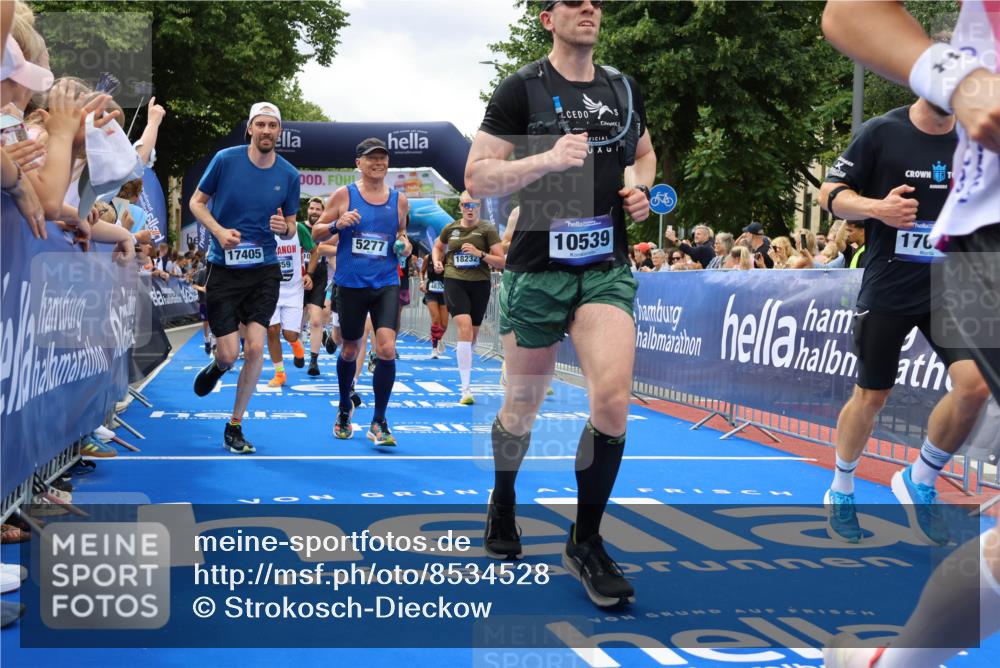 29.06.2025 - hella hamburg halbmarathon Strokosch-Dieckow http://msf.ph/oto/8534528 29.06.2025 10:58:48 Ziel 1319, 2159, 2488, 2656, 2840, 3859, 4632, 4833, 5277, 5675, 5885, 6438, 6720, 8807, 8929, 9156, 9353, 10268, 10518, 10539, 10788, 10915, 10943, 11605, 11846, 12734, 13512, 13880, 14266, 14673, 14902, 14965, 16189, 17405, 17630, 17839, 17931, 18180, 18232, 18954 meine-sportfotos.de