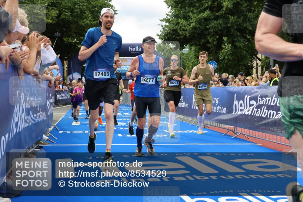 29.06.2025 - hella hamburg halbmarathon Strokosch-Dieckow http://msf.ph/oto/8534529 29.06.2025 10:58:48 Ziel 1319, 2159, 2488, 2656, 2840, 3859, 4632, 4833, 5277, 5675, 5885, 6438, 6720, 8807, 8929, 9156, 9353, 10268, 10518, 10539, 10788, 10915, 10943, 11605, 11846, 12734, 13512, 13880, 14266, 14673, 14902, 14965, 16189, 17405, 17630, 17839, 17931, 18180, 18232, 18954 meine-sportfotos.de