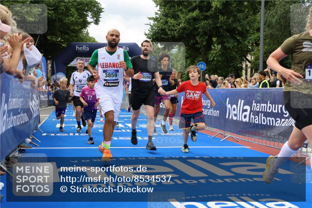 29.06.2025 - hella hamburg halbmarathon Strokosch-Dieckow http://msf.ph/oto/8534537 29.06.2025 10:58:50 Ziel 2159, 2488, 2840, 3859, 4632, 4833, 5277, 5675, 5885, 6438, 6720, 8807, 8929, 9156, 9353, 10268, 10518, 10539, 10788, 10915, 12734, 12735, 13512, 13654, 13880, 14266, 14673, 14902, 14965, 17405, 17630, 17810, 17839, 17931, 18180, 18232, 18833, 18954, 19002, 19003 meine-sportfotos.de