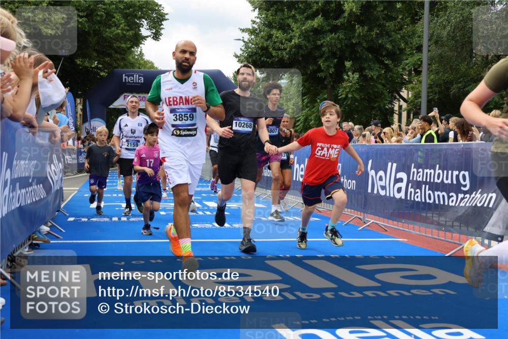 29.06.2025 - hella hamburg halbmarathon Strokosch-Dieckow http://msf.ph/oto/8534540 29.06.2025 10:58:50 Ziel 2159, 2488, 2840, 3859, 4632, 4833, 5277, 5675, 5885, 6438, 6720, 8807, 8929, 9156, 9353, 10268, 10518, 10539, 10788, 10915, 12734, 12735, 13512, 13654, 13880, 14266, 14673, 14902, 14965, 17405, 17630, 17810, 17839, 17931, 18180, 18232, 18833, 18954, 19002, 19003 meine-sportfotos.de