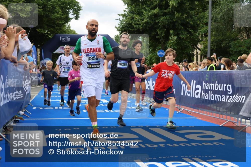 29.06.2025 - hella hamburg halbmarathon Strokosch-Dieckow http://msf.ph/oto/8534542 29.06.2025 10:58:50 Ziel 2159, 2488, 2840, 3859, 4632, 4833, 5277, 5675, 5885, 6438, 6720, 8807, 8929, 9156, 9353, 10268, 10518, 10539, 10788, 10915, 12734, 12735, 13512, 13654, 13880, 14266, 14673, 14902, 14965, 17405, 17630, 17810, 17839, 17931, 18180, 18232, 18833, 18954, 19002, 19003 meine-sportfotos.de