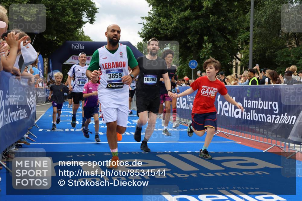 29.06.2025 - hella hamburg halbmarathon Strokosch-Dieckow http://msf.ph/oto/8534544 29.06.2025 10:58:50 Ziel 2159, 2488, 2840, 3859, 4632, 4833, 5277, 5675, 5885, 6438, 6720, 8807, 8929, 9156, 9353, 10268, 10518, 10539, 10788, 10915, 12734, 12735, 13512, 13654, 13880, 14266, 14673, 14902, 14965, 17405, 17630, 17810, 17839, 17931, 18180, 18232, 18833, 18954, 19002, 19003 meine-sportfotos.de