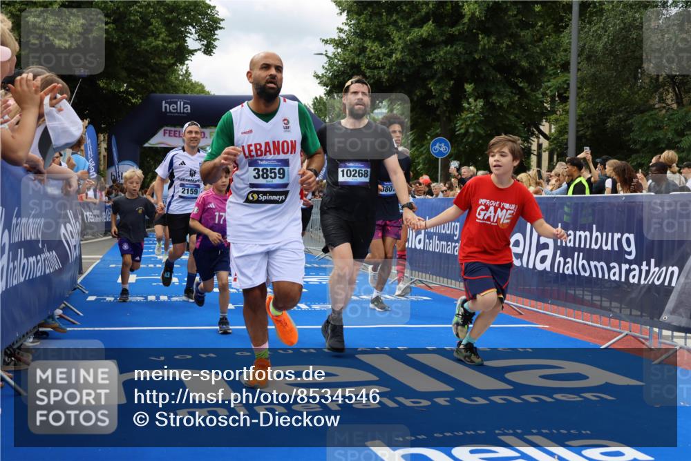 29.06.2025 - hella hamburg halbmarathon Strokosch-Dieckow http://msf.ph/oto/8534546 29.06.2025 10:58:50 Ziel 2159, 2488, 2840, 3859, 4632, 4833, 5277, 5675, 5885, 6438, 6720, 8807, 8929, 9156, 9353, 10268, 10518, 10539, 10788, 10915, 12734, 12735, 13512, 13654, 13880, 14266, 14673, 14902, 14965, 17405, 17630, 17810, 17839, 17931, 18180, 18232, 18833, 18954, 19002, 19003 meine-sportfotos.de