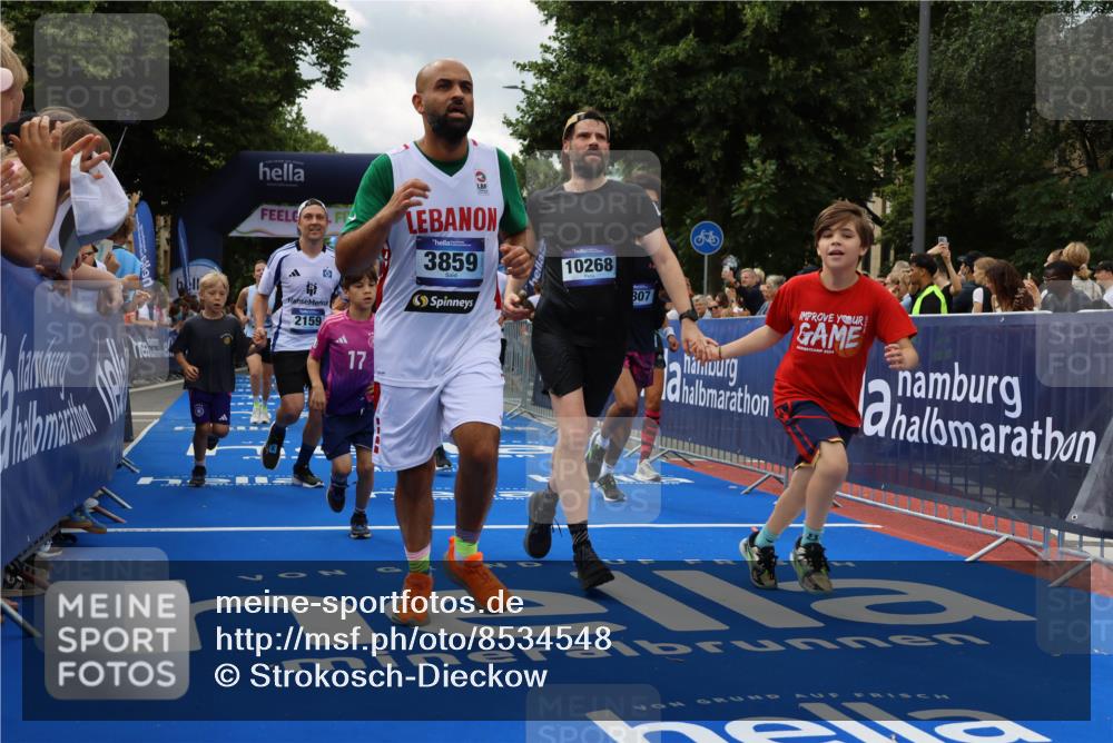 29.06.2025 - hella hamburg halbmarathon Strokosch-Dieckow http://msf.ph/oto/8534548 29.06.2025 10:58:50 Ziel 2159, 2488, 2840, 3859, 4632, 4833, 5277, 5675, 5885, 6438, 6720, 8807, 8929, 9156, 9353, 10268, 10518, 10539, 10788, 10915, 12734, 12735, 13512, 13654, 13880, 14266, 14673, 14902, 14965, 17405, 17630, 17810, 17839, 17931, 18180, 18232, 18833, 18954, 19002, 19003 meine-sportfotos.de