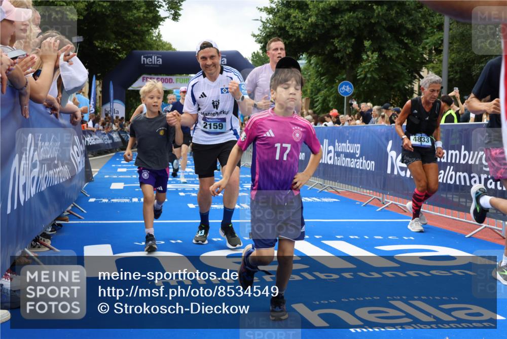 29.06.2025 - hella hamburg halbmarathon Strokosch-Dieckow http://msf.ph/oto/8534549 29.06.2025 10:58:51 Ziel 2159, 2488, 2840, 3859, 4632, 4833, 5277, 5885, 6438, 6720, 6860, 7223, 8807, 9156, 9353, 10268, 10518, 10539, 10788, 10915, 12734, 12735, 13654, 13880, 14266, 14673, 14902, 14965, 17405, 17531, 17630, 17810, 17839, 17931, 18180, 18232, 18833, 18954, 19002, 19003 meine-sportfotos.de