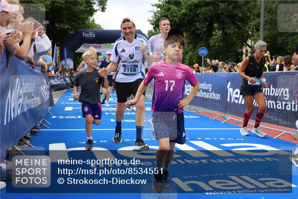 29.06.2025 - hella hamburg halbmarathon Strokosch-Dieckow http://msf.ph/oto/8534551 29.06.2025 10:58:51 Ziel 2159, 2488, 2840, 3859, 4632, 4833, 5277, 5885, 6438, 6720, 6860, 7223, 8807, 9156, 9353, 10268, 10518, 10539, 10788, 10915, 12734, 12735, 13654, 13880, 14266, 14673, 14902, 14965, 17405, 17531, 17630, 17810, 17839, 17931, 18180, 18232, 18833, 18954, 19002, 19003 meine-sportfotos.de