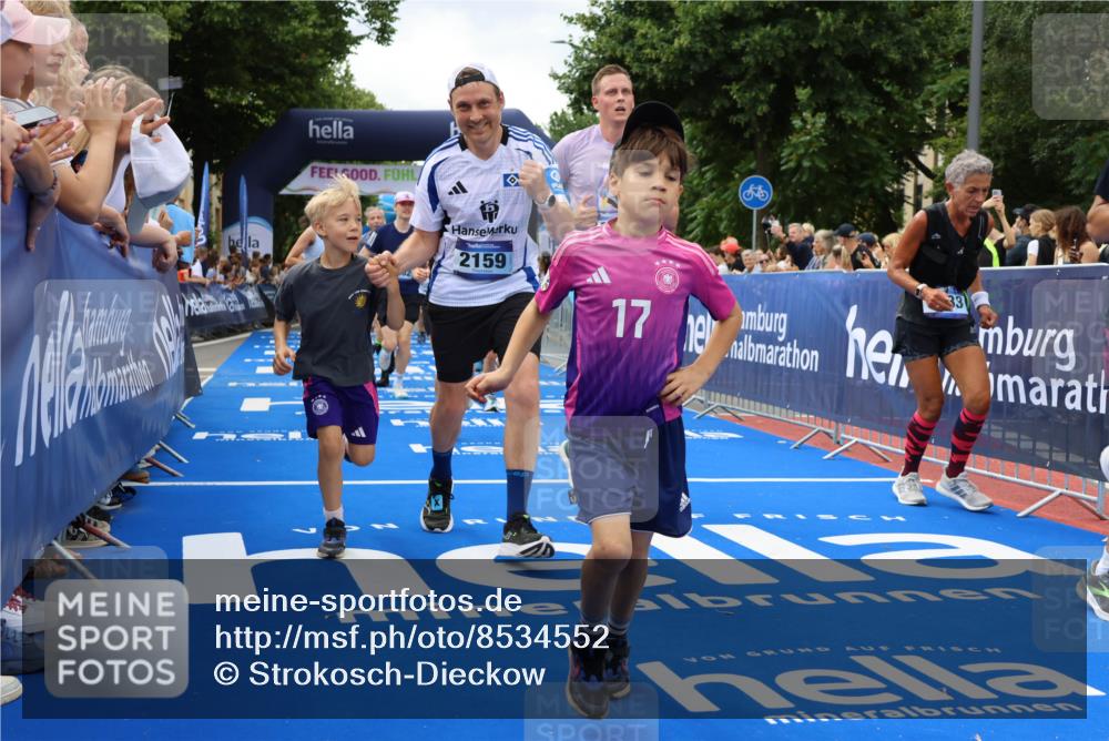 29.06.2025 - hella hamburg halbmarathon Strokosch-Dieckow http://msf.ph/oto/8534552 29.06.2025 10:58:51 Ziel 2159, 2488, 2840, 3859, 4632, 4833, 5277, 5885, 6438, 6720, 6860, 7223, 8807, 9156, 9353, 10268, 10518, 10539, 10788, 10915, 12734, 12735, 13654, 13880, 14266, 14673, 14902, 14965, 17405, 17531, 17630, 17810, 17839, 17931, 18180, 18232, 18833, 18954, 19002, 19003 meine-sportfotos.de