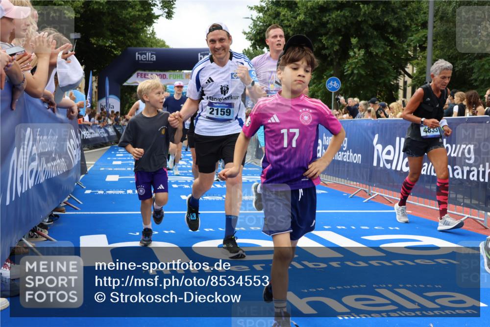 29.06.2025 - hella hamburg halbmarathon Strokosch-Dieckow http://msf.ph/oto/8534553 29.06.2025 10:58:51 Ziel 2159, 2488, 2840, 3859, 4632, 4833, 5277, 5885, 6438, 6720, 6860, 7223, 8807, 9156, 9353, 10268, 10518, 10539, 10788, 10915, 12734, 12735, 13654, 13880, 14266, 14673, 14902, 14965, 17405, 17531, 17630, 17810, 17839, 17931, 18180, 18232, 18833, 18954, 19002, 19003 meine-sportfotos.de