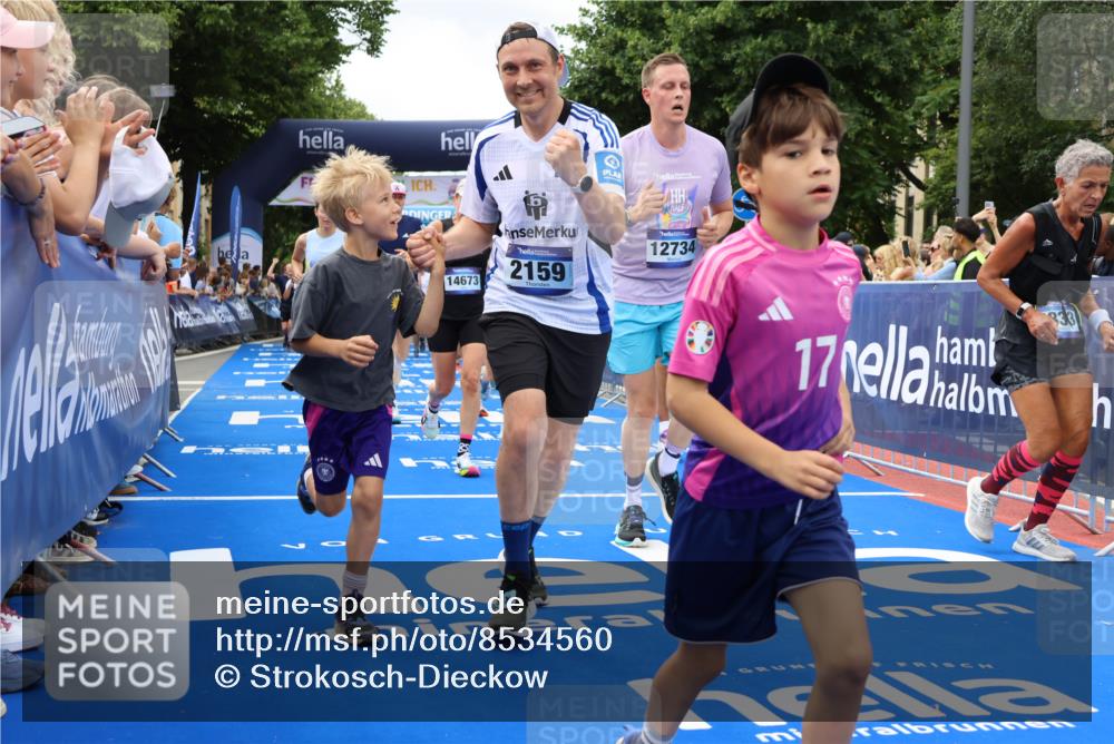 29.06.2025 - hella hamburg halbmarathon Strokosch-Dieckow http://msf.ph/oto/8534560 29.06.2025 10:58:52 Ziel 2159, 2488, 2840, 3859, 4632, 4833, 5277, 5885, 6438, 6720, 6860, 7223, 8807, 9156, 9353, 10268, 10518, 10539, 10788, 10915, 12734, 12735, 13654, 14673, 14965, 17405, 17531, 17630, 17810, 17931, 18180, 18232, 18682, 18833, 18954, 19002, 19003 meine-sportfotos.de