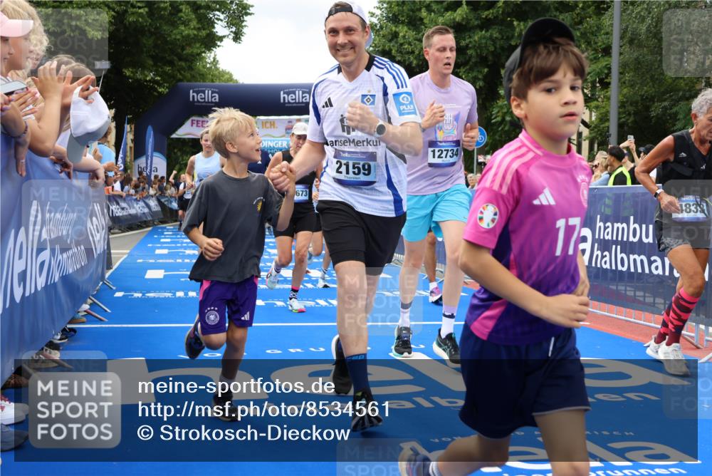 29.06.2025 - hella hamburg halbmarathon Strokosch-Dieckow http://msf.ph/oto/8534561 29.06.2025 10:58:52 Ziel 2159, 2488, 2840, 3859, 4632, 4833, 5277, 5885, 6438, 6720, 6860, 7223, 8807, 9156, 9353, 10268, 10518, 10539, 10788, 10915, 12734, 12735, 13654, 14673, 14965, 17405, 17531, 17630, 17810, 17931, 18180, 18232, 18682, 18833, 18954, 19002, 19003 meine-sportfotos.de