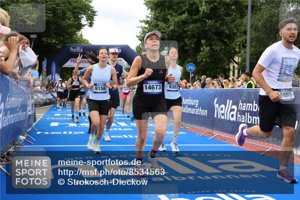 29.06.2025 - hella hamburg halbmarathon Strokosch-Dieckow http://msf.ph/oto/8534563 29.06.2025 10:58:53 Ziel 2159, 2488, 2840, 3859, 4632, 4833, 5277, 5885, 6438, 6720, 6860, 7223, 8807, 9156, 9353, 9835, 10268, 10518, 10539, 10788, 10915, 11935, 12734, 12735, 13654, 14673, 14965, 17405, 17531, 17630, 17810, 17827, 17931, 18180, 18232, 18682, 18833, 18954, 19002, 19003 meine-sportfotos.de