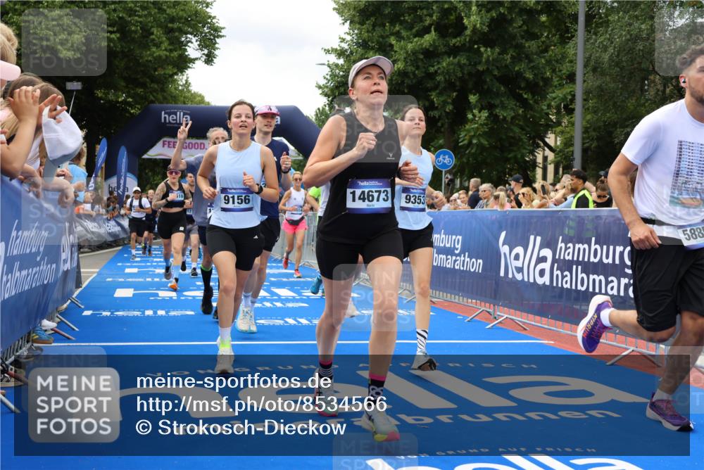 29.06.2025 - hella hamburg halbmarathon Strokosch-Dieckow http://msf.ph/oto/8534566 29.06.2025 10:58:53 Ziel 2159, 2488, 2840, 3859, 4632, 4833, 5277, 5885, 6438, 6720, 6860, 7223, 8807, 9156, 9353, 9835, 10268, 10518, 10539, 10788, 10915, 11935, 12734, 12735, 13654, 14673, 14965, 17405, 17531, 17630, 17810, 17827, 17931, 18180, 18232, 18682, 18833, 18954, 19002, 19003 meine-sportfotos.de