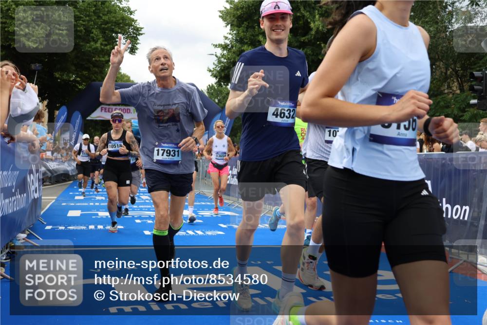 29.06.2025 - hella hamburg halbmarathon Strokosch-Dieckow http://msf.ph/oto/8534580 29.06.2025 10:58:54 Ziel 2159, 2488, 3859, 4632, 4833, 5277, 5885, 6438, 6720, 6860, 7223, 8807, 9156, 9353, 9835, 10268, 10518, 10539, 10788, 10915, 11935, 12734, 12735, 13654, 14673, 14965, 17405, 17531, 17630, 17810, 17827, 17852, 17931, 18180, 18232, 18682, 18833, 18954, 19002, 19003 meine-sportfotos.de