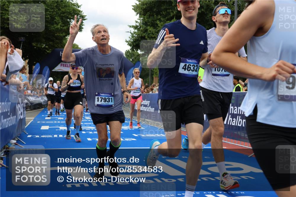 29.06.2025 - hella hamburg halbmarathon Strokosch-Dieckow http://msf.ph/oto/8534583 29.06.2025 10:58:54 Ziel 2159, 2488, 3859, 4632, 4833, 5277, 5885, 6438, 6720, 6860, 7223, 8807, 9156, 9353, 9835, 10268, 10518, 10539, 10788, 10915, 11935, 12734, 12735, 13654, 14673, 14965, 17405, 17531, 17630, 17810, 17827, 17852, 17931, 18180, 18232, 18682, 18833, 18954, 19002, 19003 meine-sportfotos.de