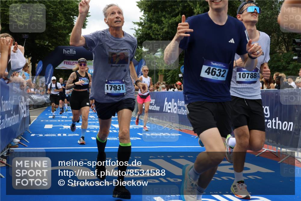 29.06.2025 - hella hamburg halbmarathon Strokosch-Dieckow http://msf.ph/oto/8534588 29.06.2025 10:58:54 Ziel 2159, 2488, 3859, 4632, 4833, 5277, 5885, 6438, 6720, 6860, 7223, 8807, 9156, 9353, 9835, 10268, 10518, 10539, 10788, 10915, 11935, 12734, 12735, 13654, 14673, 14965, 17405, 17531, 17630, 17810, 17827, 17852, 17931, 18180, 18232, 18682, 18833, 18954, 19002, 19003 meine-sportfotos.de