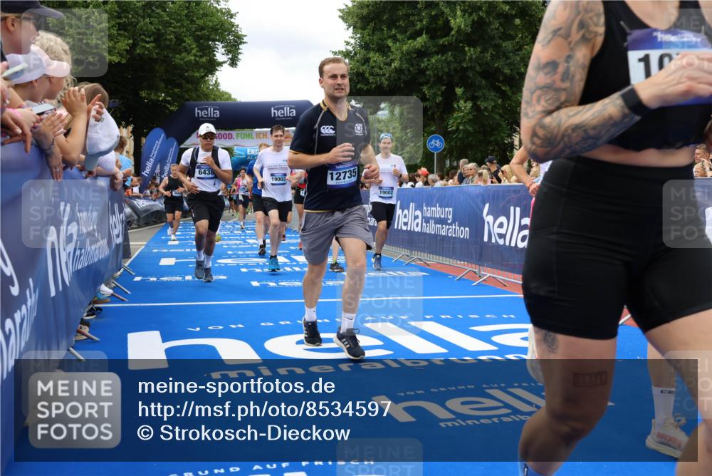 29.06.2025 - hella hamburg halbmarathon Strokosch-Dieckow http://msf.ph/oto/8534597 29.06.2025 10:58:56 Ziel 2159, 3181, 3859, 4632, 4833, 5885, 6438, 6860, 7223, 8807, 9156, 9353, 9835, 10020, 10268, 10518, 10788, 10915, 11935, 12734, 12735, 13287, 13654, 14673, 17531, 17810, 17827, 17852, 17931, 18180, 18682, 18833, 19002, 19003 meine-sportfotos.de