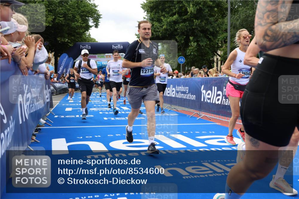 29.06.2025 - hella hamburg halbmarathon Strokosch-Dieckow http://msf.ph/oto/8534600 29.06.2025 10:58:56 Ziel 2159, 3181, 3859, 4632, 4833, 5885, 6438, 6860, 7223, 8807, 9156, 9353, 9835, 10020, 10268, 10518, 10788, 10915, 11935, 12734, 12735, 13287, 13654, 14673, 17531, 17810, 17827, 17852, 17931, 18180, 18682, 18833, 19002, 19003 meine-sportfotos.de