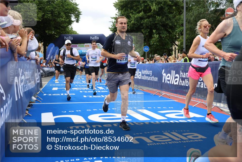 29.06.2025 - hella hamburg halbmarathon Strokosch-Dieckow http://msf.ph/oto/8534602 29.06.2025 10:58:56 Ziel 2159, 3181, 3859, 4632, 4833, 5885, 6438, 6860, 7223, 8807, 9156, 9353, 9835, 10020, 10268, 10518, 10788, 10915, 11935, 12734, 12735, 13287, 13654, 14673, 17531, 17810, 17827, 17852, 17931, 18180, 18682, 18833, 19002, 19003 meine-sportfotos.de