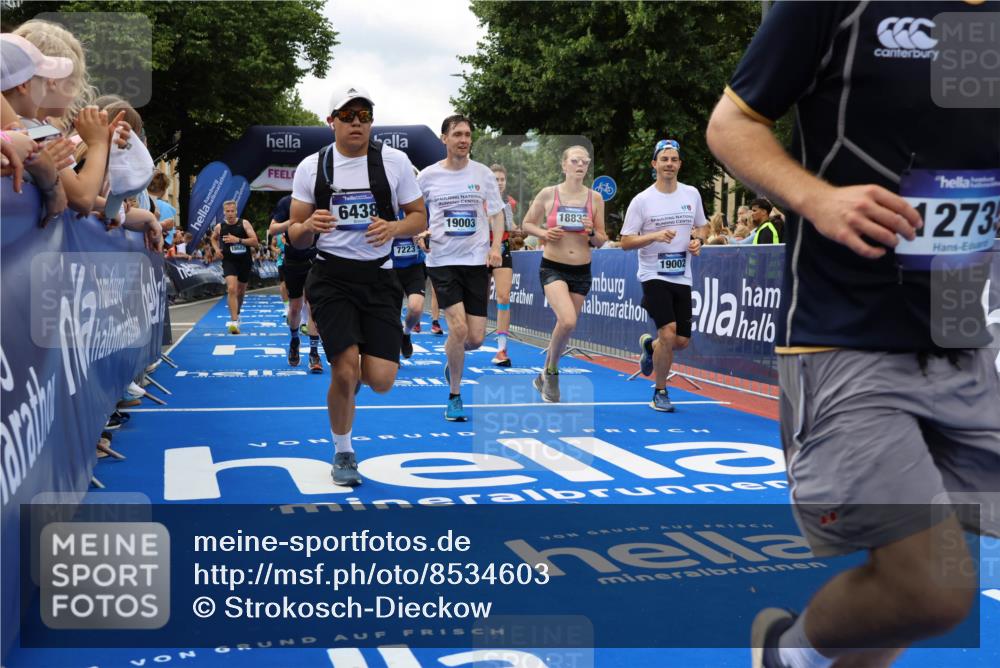 29.06.2025 - hella hamburg halbmarathon Strokosch-Dieckow http://msf.ph/oto/8534603 29.06.2025 10:58:57 Ziel 2159, 3181, 3859, 4632, 4833, 5885, 6438, 6860, 7223, 8807, 9156, 9353, 9835, 10020, 10518, 10788, 10915, 11935, 12564, 12734, 12735, 13287, 13583, 13654, 14673, 15785, 17531, 17810, 17827, 17852, 17931, 18180, 18682, 18833, 19002, 19003 meine-sportfotos.de