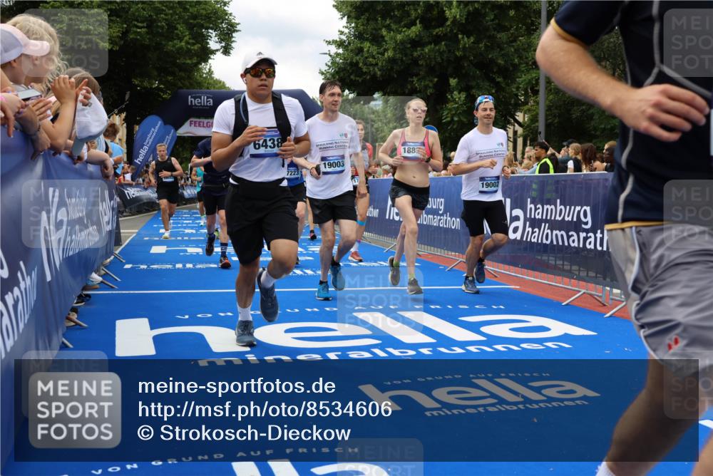 29.06.2025 - hella hamburg halbmarathon Strokosch-Dieckow http://msf.ph/oto/8534606 29.06.2025 10:58:57 Ziel 2159, 3181, 3859, 4632, 4833, 5885, 6438, 6860, 7223, 8807, 9156, 9353, 9835, 10020, 10518, 10788, 10915, 11935, 12564, 12734, 12735, 13287, 13583, 13654, 14673, 15785, 17531, 17810, 17827, 17852, 17931, 18180, 18682, 18833, 19002, 19003 meine-sportfotos.de