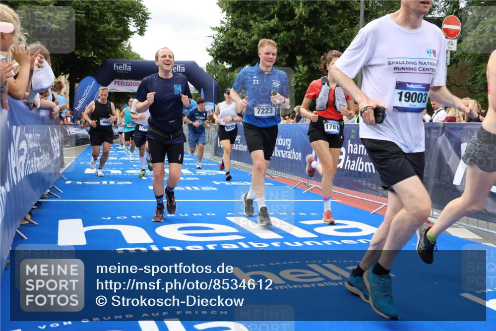 29.06.2025 - hella hamburg halbmarathon Strokosch-Dieckow http://msf.ph/oto/8534612 29.06.2025 10:58:58 Ziel 2159, 3181, 4632, 4833, 5885, 6438, 6860, 7223, 9156, 9353, 9835, 10020, 10518, 10788, 10915, 11935, 12564, 12734, 12735, 13287, 13583, 13654, 14673, 15785, 17531, 17810, 17827, 17852, 17931, 18180, 18682, 18833, 19002, 19003 meine-sportfotos.de