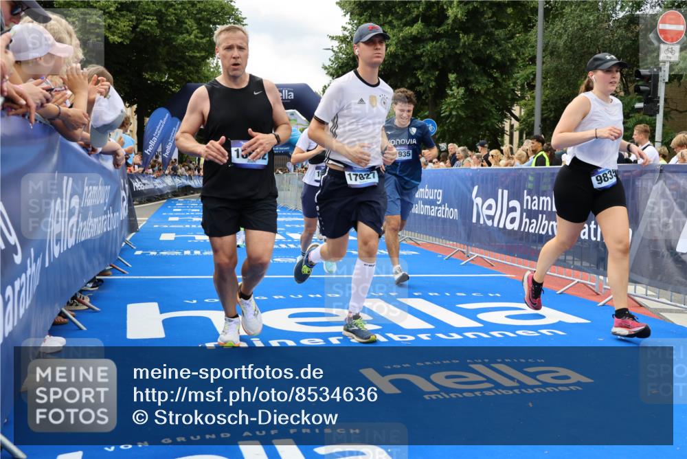 29.06.2025 - hella hamburg halbmarathon Strokosch-Dieckow http://msf.ph/oto/8534636 29.06.2025 10:59:00 Ziel 3181, 4632, 6208, 6438, 6860, 7223, 9156, 9353, 9835, 10020, 10518, 10788, 10915, 11935, 12564, 12735, 13287, 13583, 13654, 15785, 17531, 17810, 17827, 17852, 17931, 18180, 18682, 18833, 19002, 19003 meine-sportfotos.de