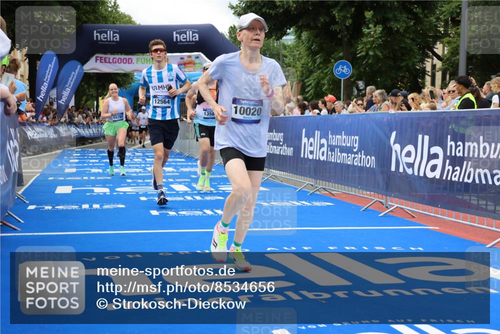 29.06.2025 - hella hamburg halbmarathon Strokosch-Dieckow http://msf.ph/oto/8534656 29.06.2025 10:59:03 Ziel 2996, 3181, 6208, 6860, 7223, 9835, 10020, 11935, 12564, 12735, 13287, 13583, 13654, 15785, 17531, 17810, 17827, 17852, 18682, 18730, 18833, 19002, 19003 meine-sportfotos.de