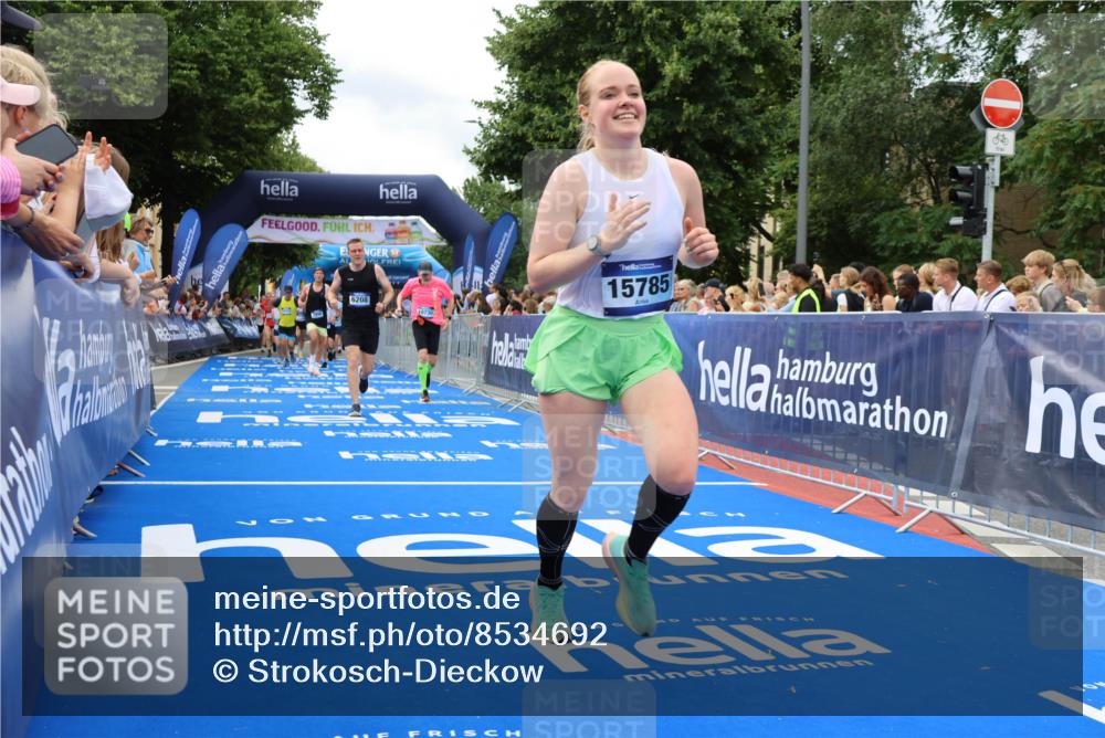 29.06.2025 - hella hamburg halbmarathon Strokosch-Dieckow http://msf.ph/oto/8534692 29.06.2025 10:59:06 Ziel 2996, 3181, 6208, 6997, 9835, 10020, 11935, 12564, 12633, 13287, 13583, 15785, 16160, 16922, 16924, 17827, 17852, 18682, 18730 meine-sportfotos.de