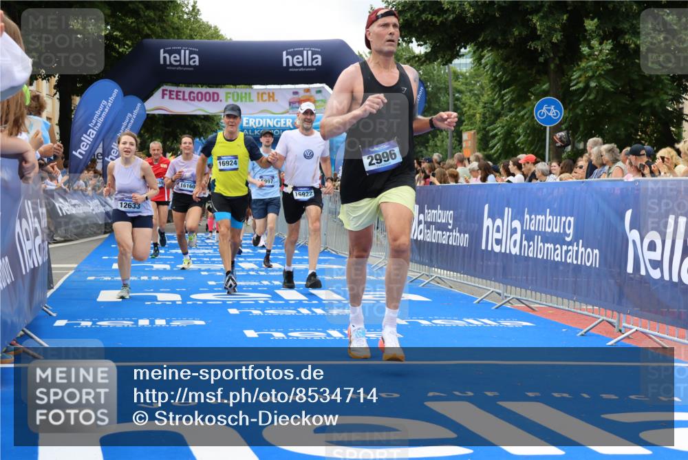 29.06.2025 - hella hamburg halbmarathon Strokosch-Dieckow http://msf.ph/oto/8534714 29.06.2025 10:59:10 Ziel 2250, 2780, 2996, 3181, 6087, 6208, 6997, 7031, 12564, 12585, 12633, 13583, 15232, 15284, 15785, 16160, 16206, 16409, 16563, 16922, 16924, 17017, 17503, 18730 meine-sportfotos.de
