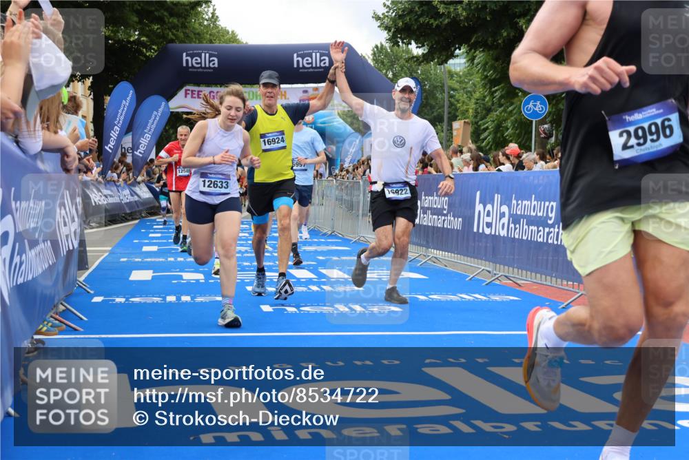 29.06.2025 - hella hamburg halbmarathon Strokosch-Dieckow http://msf.ph/oto/8534722 29.06.2025 10:59:11 Ziel 2250, 2780, 2996, 6087, 6208, 6997, 7031, 12564, 12585, 12633, 13583, 15232, 15284, 15785, 16160, 16206, 16409, 16563, 16922, 16924, 17017, 17503, 18730 meine-sportfotos.de