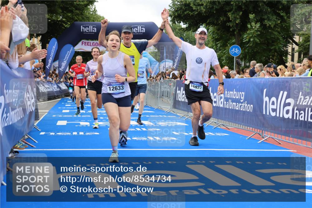 29.06.2025 - hella hamburg halbmarathon Strokosch-Dieckow http://msf.ph/oto/8534734 29.06.2025 10:59:12 Ziel 1285, 2250, 2780, 2855, 2996, 6087, 6208, 6997, 7031, 12585, 12633, 15232, 15284, 16160, 16206, 16409, 16563, 16922, 16924, 17017, 17503, 18730 meine-sportfotos.de
