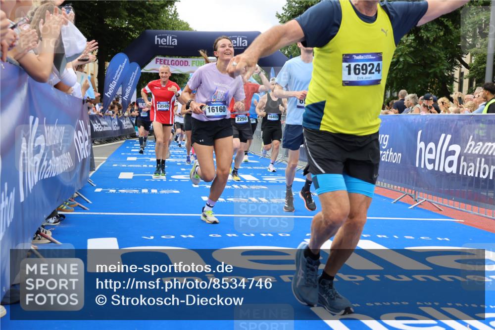 29.06.2025 - hella hamburg halbmarathon Strokosch-Dieckow http://msf.ph/oto/8534746 29.06.2025 10:59:13 Ziel 1285, 2250, 2780, 2855, 2996, 6087, 6208, 6997, 7031, 12206, 12261, 12585, 12633, 15232, 15284, 16160, 16206, 16409, 16563, 16922, 16924, 17017, 17503, 18730 meine-sportfotos.de