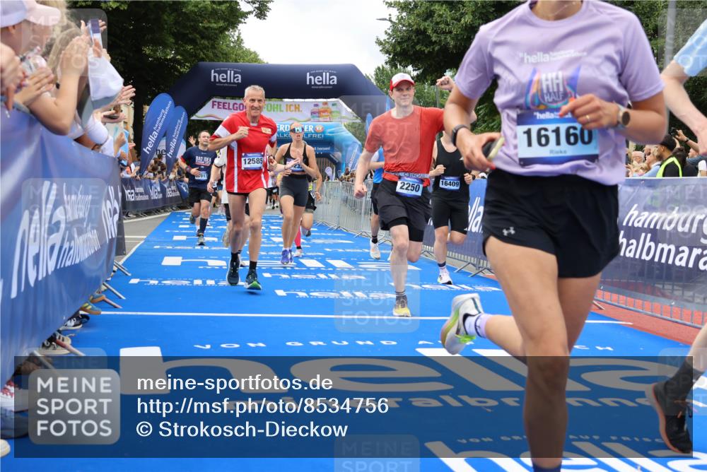 29.06.2025 - hella hamburg halbmarathon Strokosch-Dieckow http://msf.ph/oto/8534756 29.06.2025 10:59:14 Ziel 1285, 2250, 2780, 2855, 2996, 5084, 6087, 6208, 6997, 7031, 12206, 12261, 12585, 12633, 15232, 15263, 15284, 16160, 16206, 16409, 16563, 16754, 16922, 16924, 17017, 17503, 18730 meine-sportfotos.de