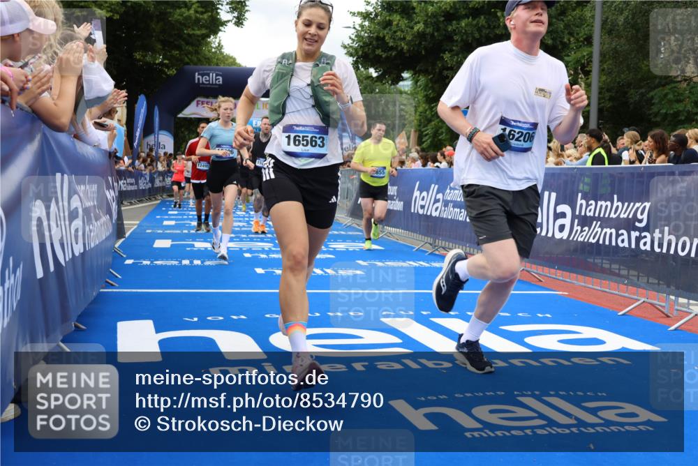 29.06.2025 - hella hamburg halbmarathon Strokosch-Dieckow http://msf.ph/oto/8534790 29.06.2025 10:59:19 Ziel 1285, 2027, 2250, 2780, 2855, 3983, 5084, 6087, 6202, 6997, 7031, 7856, 10488, 11114, 12206, 12261, 12495, 12585, 13407, 14375, 15232, 15263, 15284, 15525, 16160, 16206, 16409, 16563, 16754, 16922, 16924, 17017, 17503, 17860, 17967 meine-sportfotos.de