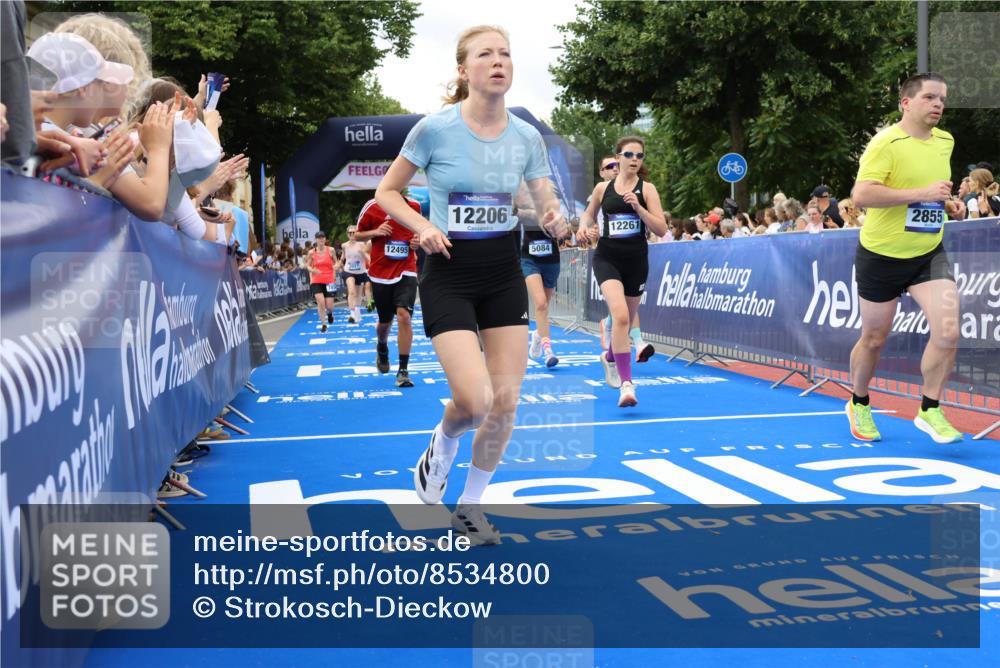 29.06.2025 - hella hamburg halbmarathon Strokosch-Dieckow http://msf.ph/oto/8534800 29.06.2025 10:59:20 Ziel 1285, 1946, 1951, 2027, 2250, 2780, 2855, 3983, 5084, 6087, 6202, 6997, 7031, 7856, 10488, 11114, 12206, 12261, 12495, 12585, 13407, 14375, 15232, 15263, 15284, 15525, 16206, 16409, 16563, 16754, 17017, 17503, 17860, 17967 meine-sportfotos.de