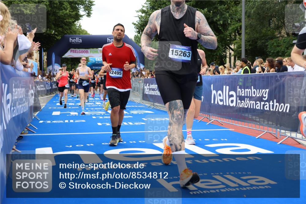 29.06.2025 - hella hamburg halbmarathon Strokosch-Dieckow http://msf.ph/oto/8534812 29.06.2025 10:59:22 Ziel 1285, 1946, 1951, 2006, 2027, 2780, 2855, 3983, 5084, 6087, 6202, 6636, 7031, 7287, 7856, 10488, 11114, 12206, 12261, 12495, 12585, 13036, 13407, 14375, 15232, 15263, 15284, 15525, 16206, 16409, 16563, 16754, 16915, 17017, 17503, 17860, 17967 meine-sportfotos.de