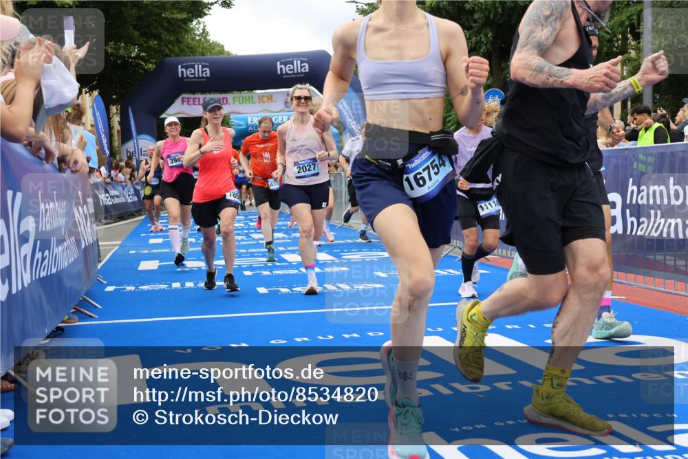 29.06.2025 - hella hamburg halbmarathon Strokosch-Dieckow http://msf.ph/oto/8534820 29.06.2025 10:59:23 Ziel 1285, 1946, 1951, 2006, 2027, 2780, 2855, 3983, 5084, 6087, 6202, 6636, 7031, 7287, 7856, 10488, 11114, 12206, 12261, 12495, 12585, 13036, 13407, 14375, 15263, 15525, 16206, 16563, 16754, 16915, 17017, 17503, 17860, 17967, 18716 meine-sportfotos.de