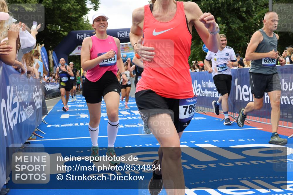 29.06.2025 - hella hamburg halbmarathon Strokosch-Dieckow http://msf.ph/oto/8534834 29.06.2025 10:59:25 Ziel 1285, 1642, 1946, 1951, 2006, 2027, 2855, 3983, 5084, 6202, 6636, 7287, 7856, 10488, 11114, 12206, 12261, 12495, 13036, 13407, 14375, 15263, 15525, 16754, 16915, 17860, 17967, 18716 meine-sportfotos.de