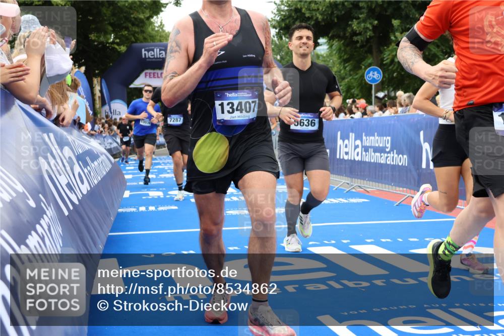 29.06.2025 - hella hamburg halbmarathon Strokosch-Dieckow http://msf.ph/oto/8534862 29.06.2025 10:59:28 Ziel 1642, 1946, 1951, 2006, 2027, 3425, 3983, 5084, 6202, 6636, 7287, 7856, 9553, 9555, 9655, 10488, 11114, 12495, 13036, 13407, 14375, 14914, 15240, 15263, 15525, 16754, 16915, 17304, 17860, 17967, 18716 meine-sportfotos.de